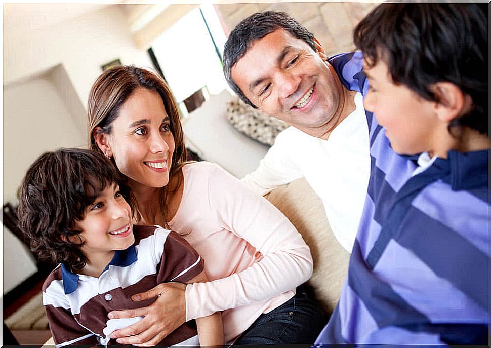 Parents talking to their children and saying some phrases that promote positive behaviors.