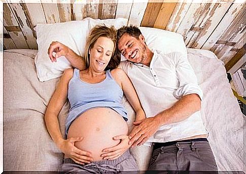 Did you know that men can also have pregnancy symptoms along with their partners?