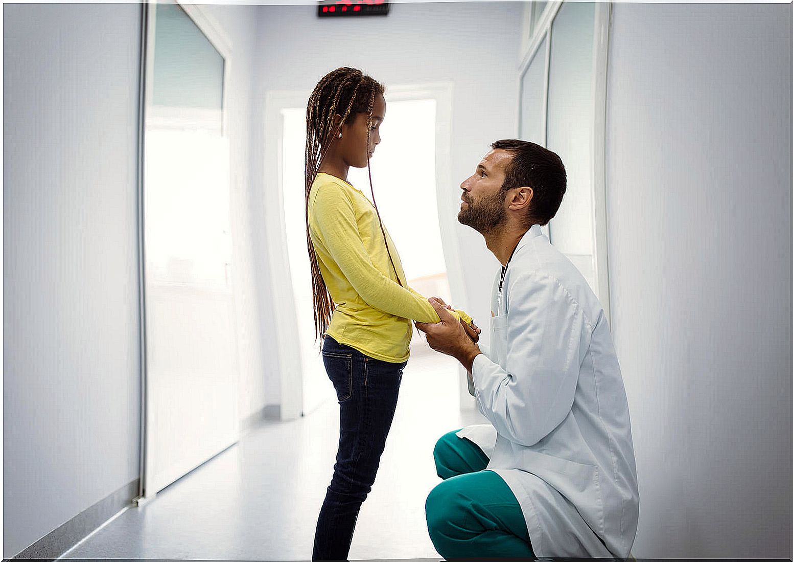 Doctor talking to a girl to shit the fear of the doctor.