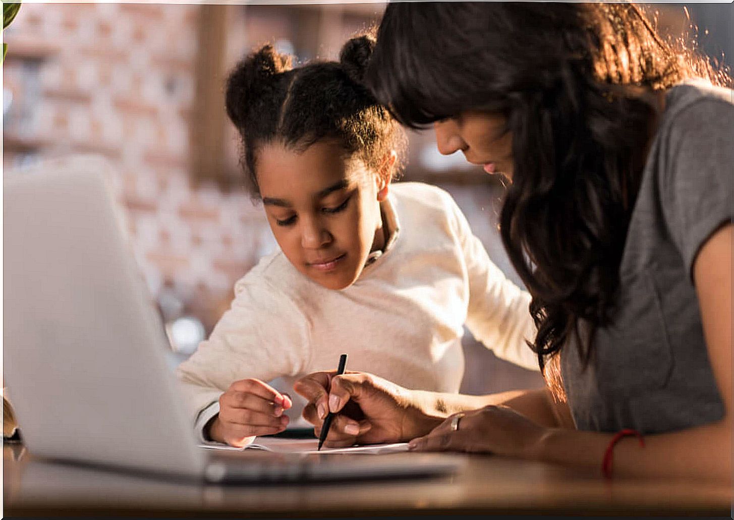 Mother and daughter conducting a homeschooling thanks to Chinese proverbs.