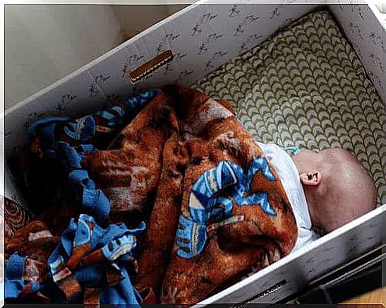 Babies who sleep in boxes, for fashion or for health?