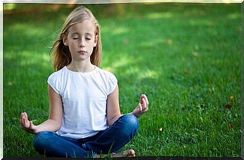 Girl practicing mindfulness and meditation thanks to the book Calm and attentive like a frog.