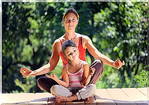 Mother and daughter practicing meditation with the advice in the book Calm and attentive like a frog.