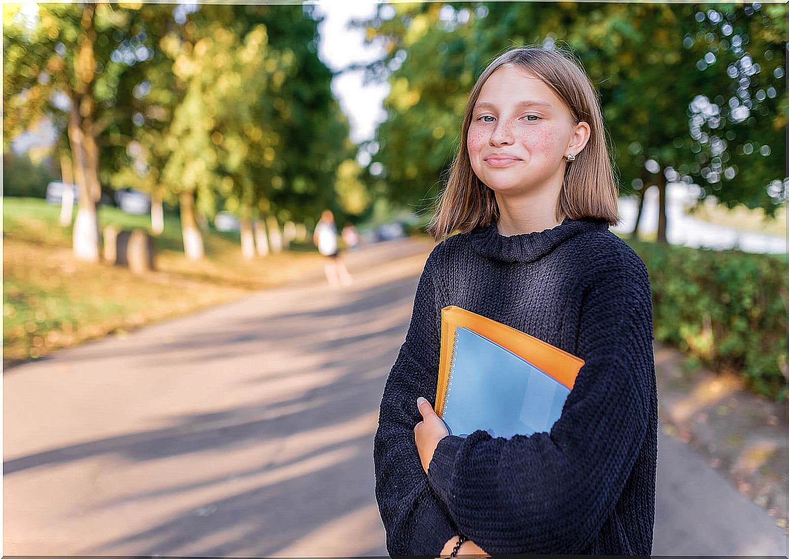 Girl happy with the help received by her parents to choose the studies.