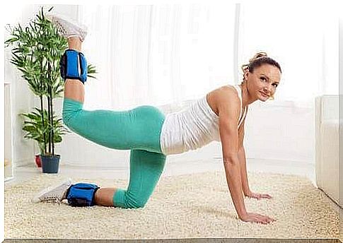 Exercises to tone the buttocks can be done at home.