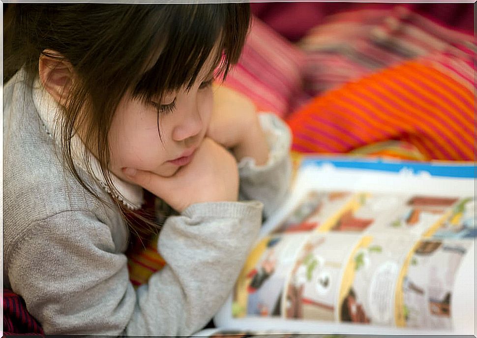 Girl reading one of the comics from the Mamut collection.