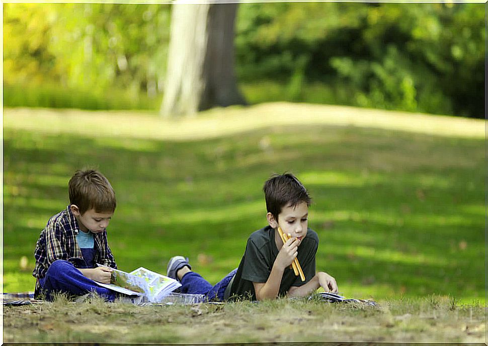 Children reading comics from the Mammoth collection.