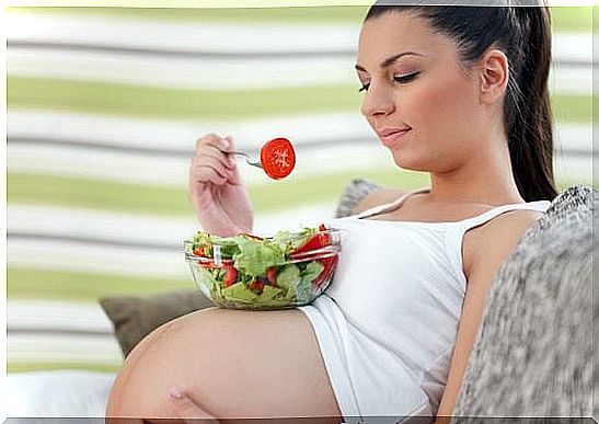 Beautiful healthy young pregnancy eating vegetable salad