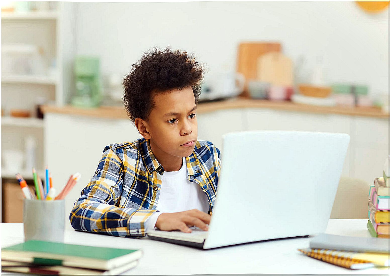 Boy studying in his room with the computer thanks to the Pascal method.