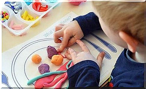 The benefits of plasticine for children are various and all promote the development of the little one.