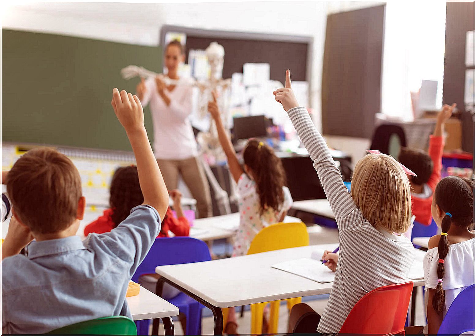 Teacher in class with her students applying constructivism in education.